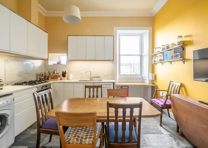 5-br 3-bth Newington - Modern & Spacious דירה