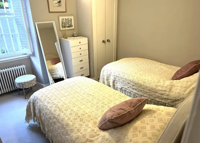 Joivy Vibrant Near Calton Hill