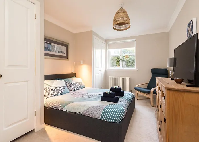 Cosy Roseburn Apartment, - 2 Bedrooms, Free Parking