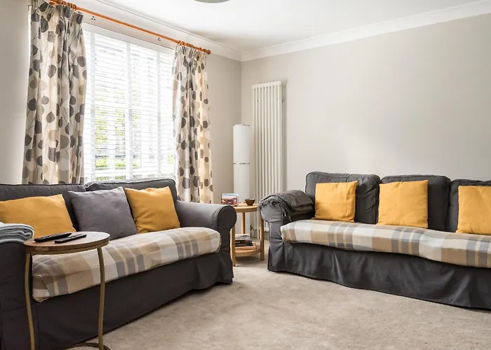 Cosy Roseburn Apartment, - 2 Bedrooms, Free Parking * Edinburgh