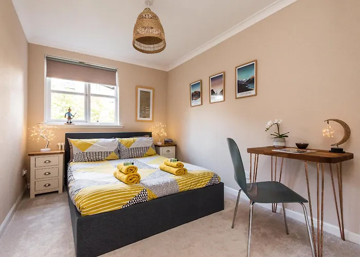 Cosy Roseburn Apartment, - 2 Bedrooms, Free Parking Apartment *