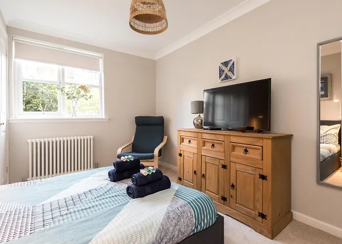 Cosy Roseburn Apartment, - 2 Bedrooms, Free Parking Apartment