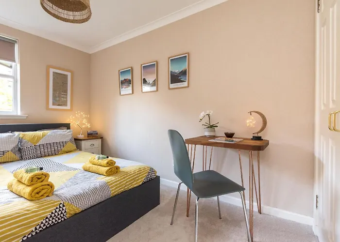 Cosy Roseburn Apartment, - 2 Bedrooms, Free Parking * Edinburgh