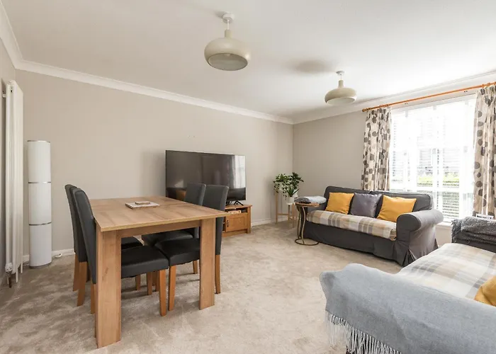 Cosy Roseburn Apartment, - 2 Bedrooms, Free Parking Apartment Edinburgh