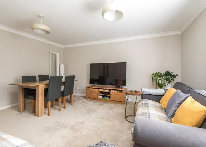 Cosy Roseburn Apartment, - 2 Bedrooms, Free Parking Apartment