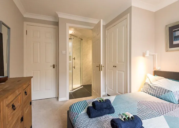 Cosy Roseburn Apartment, - 2 Bedrooms, Free Parking * Edinburgh