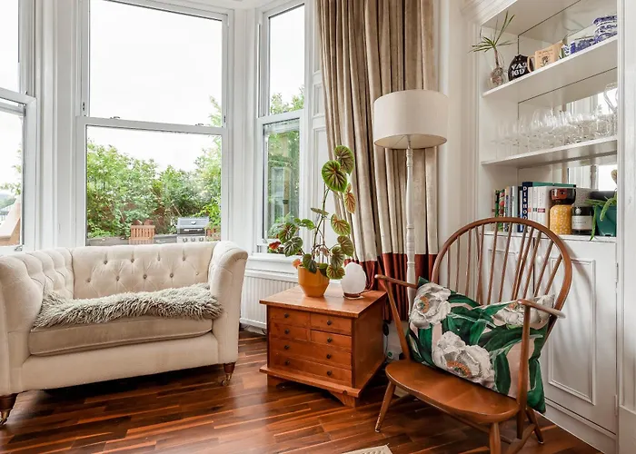 Stylish Victorian Apartment's Close To The Botanical Gardens, Free Parking! *