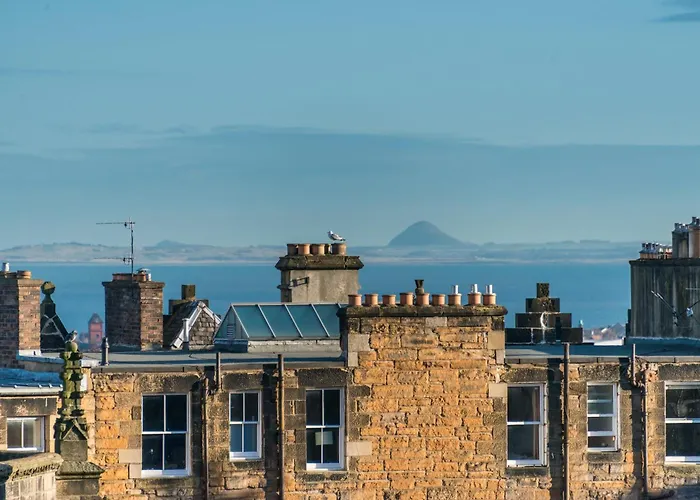 Quiet, 2 Bedroom Royal Mile Gem