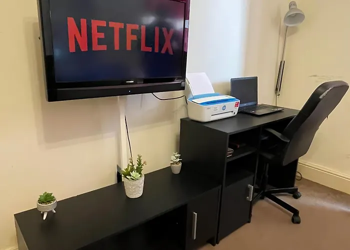 Comfy 2 Bedroom Flat Near City Center Lejlighed