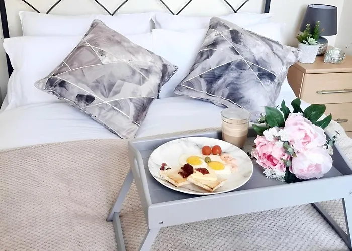 Comfy 2 Bedroom Flat Near City Center شقة