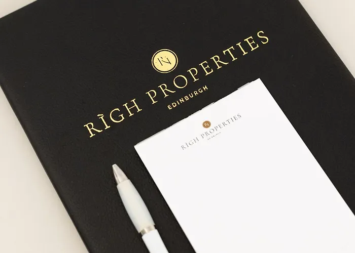 Righ - Luxurious Centre Three Bedroom *