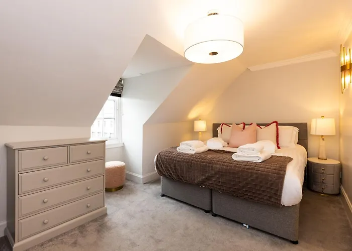 Righ - Luxurious Centre Three Bedroom