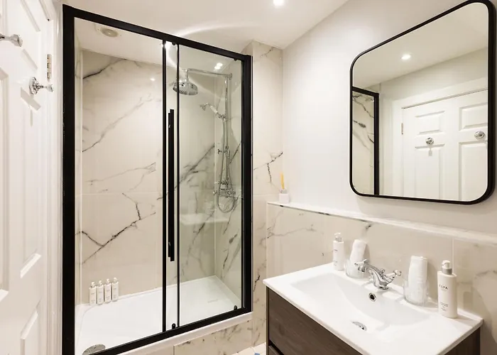 Righ - Luxurious Centre Three Bedroom Apartment