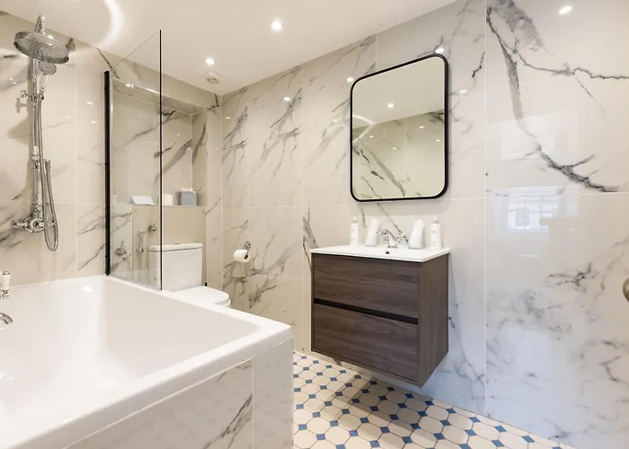 Righ - Luxurious Centre Three Bedroom Apartment *