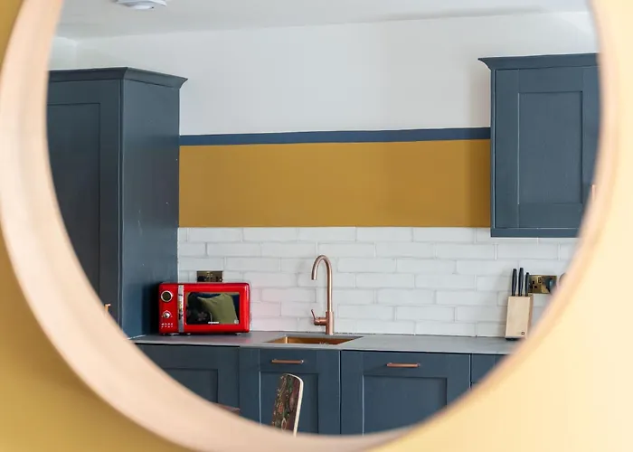 89 The Merchants- Chic By The House Of Danu