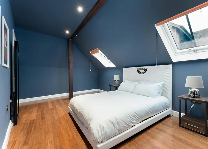 89 The Merchants- Chic By The House Of Danu