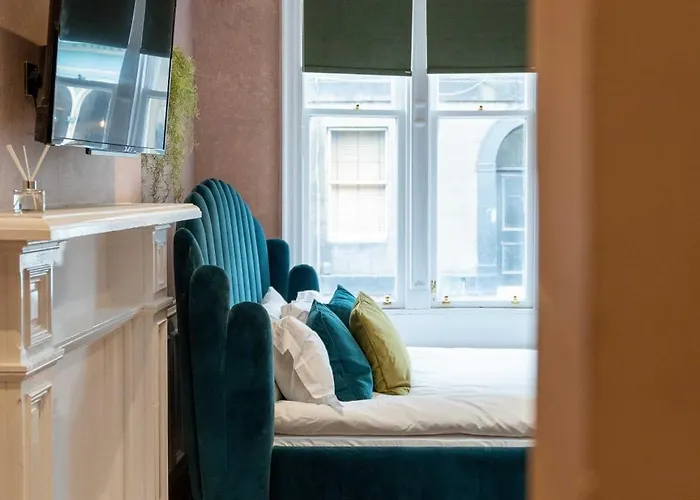 89 The Merchants- Chic By The House Of Danu