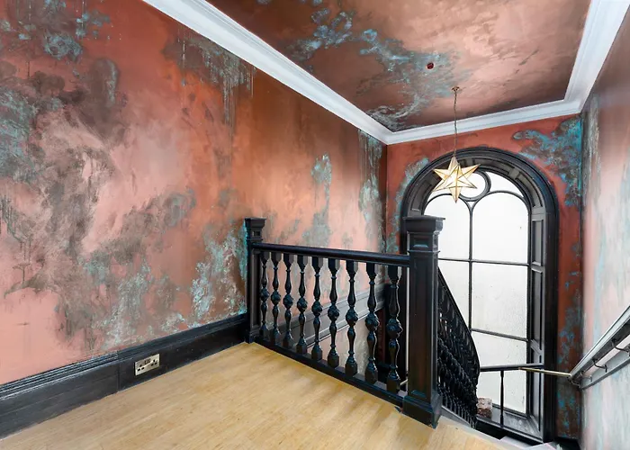 89 The Merchants- Chic By The House Of Danu