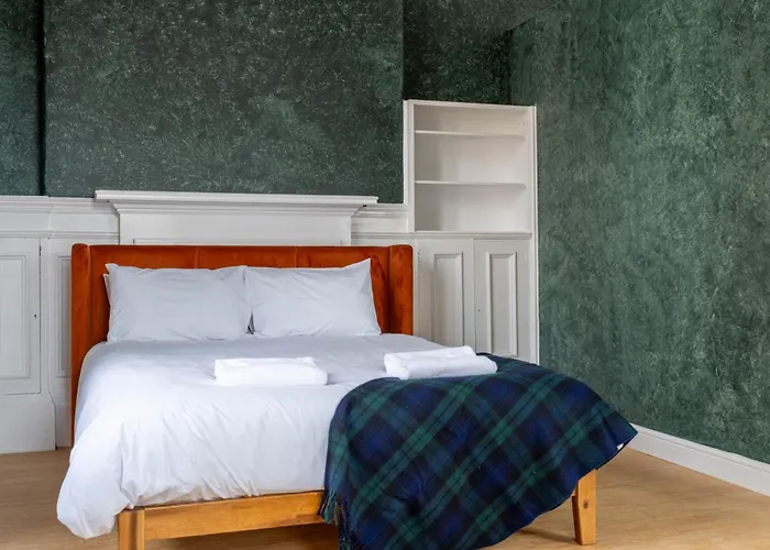 89 The Merchants- Chic By The House Of Danu