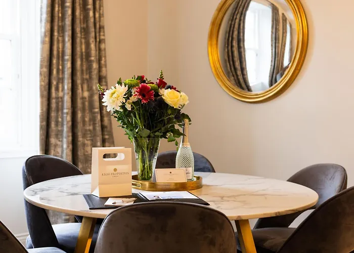 Righ - Luxurious Centre Three Bedroom Apartment *