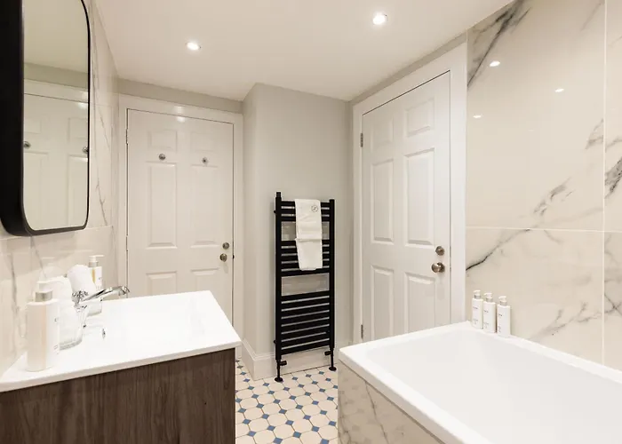 Righ - Luxurious Centre Three Bedroom