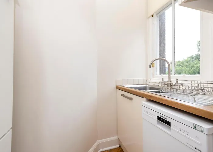 Tasteful 1-bedroom Near Meadows *