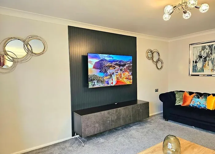 Lovely 3 Bedroom By Sensational Short Lets & Service With 6 Beds *