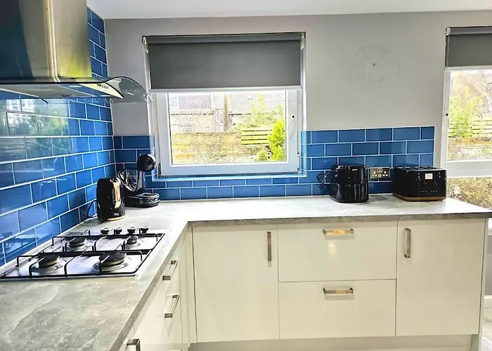 Lovely 3 Bedroom By Sensational Short Lets & Service With 6 Beds