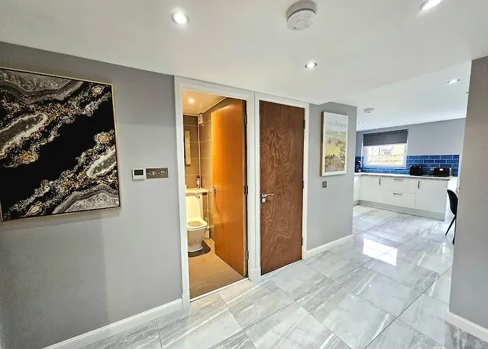 Lovely 3 Bedroom By Sensational Short Lets & Service With 6 Beds