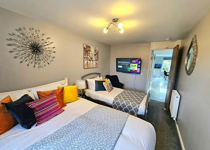 Lovely 3 Bedroom By Sensational Short Lets & Service With 6 Beds *