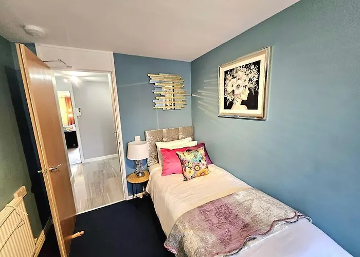 Lovely 3 Bedroom By Sensational Short Lets & Service With 6 Beds Διαμέρισμα *