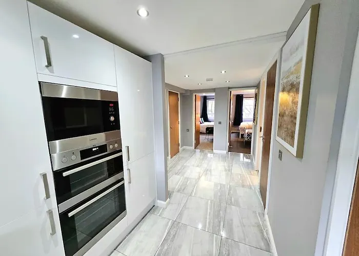 Lovely 3 Bedroom By Sensational Short Lets & Service With 6 Beds