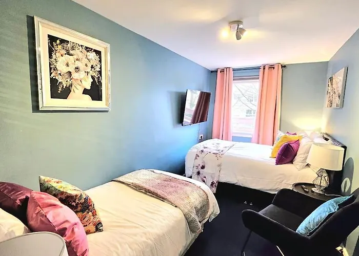 Lovely 3 Bedroom By Sensational Short Lets & Service With 6 Beds Διαμέρισμα *