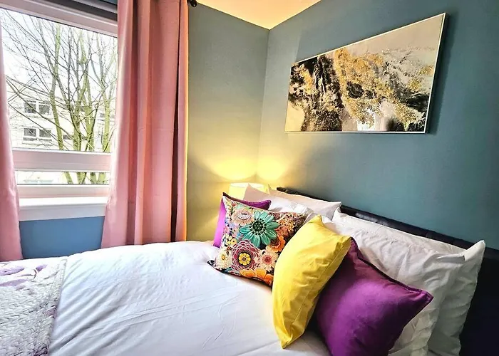 Lovely 3 Bedroom By Sensational Short Lets & Service With 6 Beds *