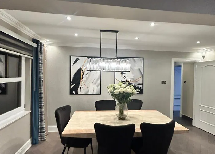Semesterbostad Large Modern Family In Murrayfield - Very Close To Centre - 10 Mins By Direct Bus - Private Driveway & Garden *