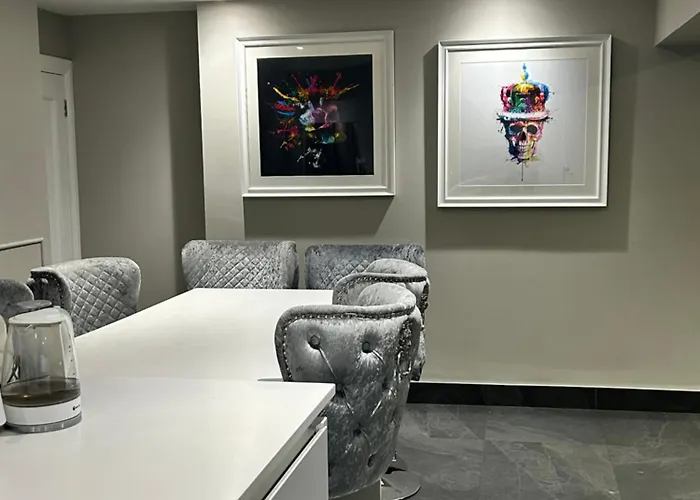 Large Modern Family In Murrayfield - Very Close To Centre - 10 Mins By Direct Bus - Private Driveway & Garden Holiday home Edinburgh