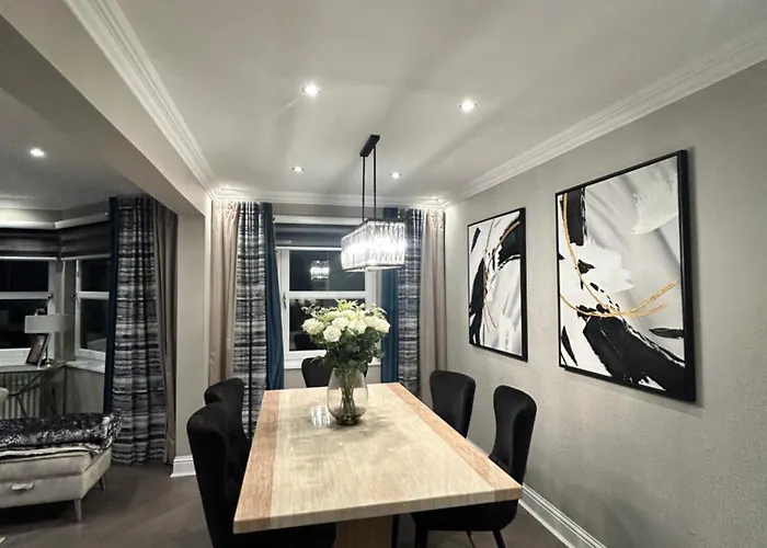 Semesterbostad Large Modern Family In Murrayfield - Very Close To Centre - 10 Mins By Direct Bus - Private Driveway & Garden