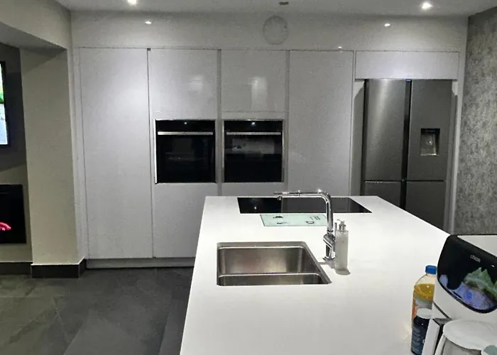 Large Modern Family In Murrayfield - Very Close To Centre - 10 Mins By Direct Bus - Private Driveway & Garden Semesterbostad Edinburg