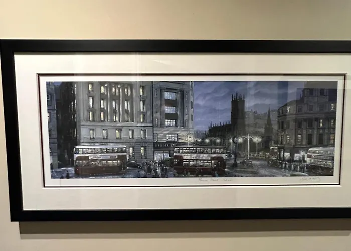 Large Modern Family In Murrayfield - Very Close To Centre - 10 Mins By Direct Bus - Private Driveway & Garden