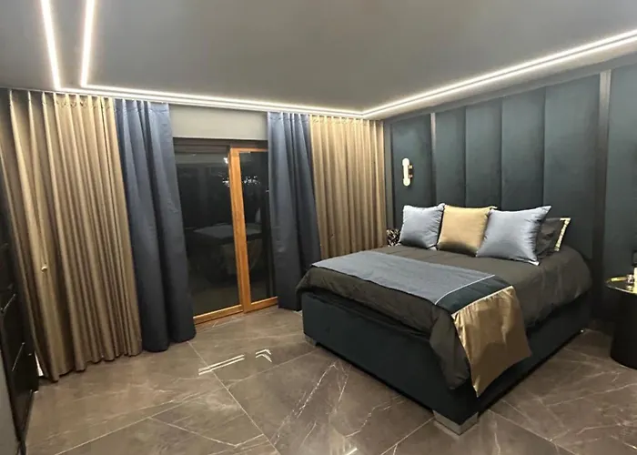 Large Modern Family In Murrayfield - Very Close To Centre - 10 Mins By Direct Bus - Private Driveway & Garden Holiday home