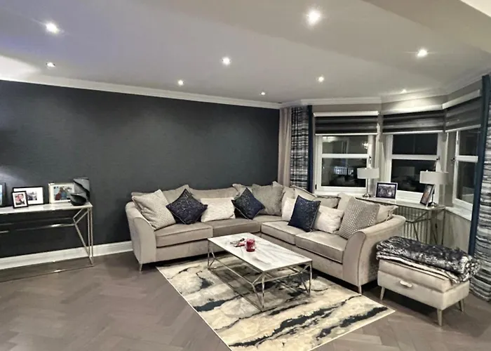 Large Modern Family In Murrayfield - Very Close To Centre - 10 Mins By Direct Bus - Private Driveway & Garden Semesterbostad Edinburg