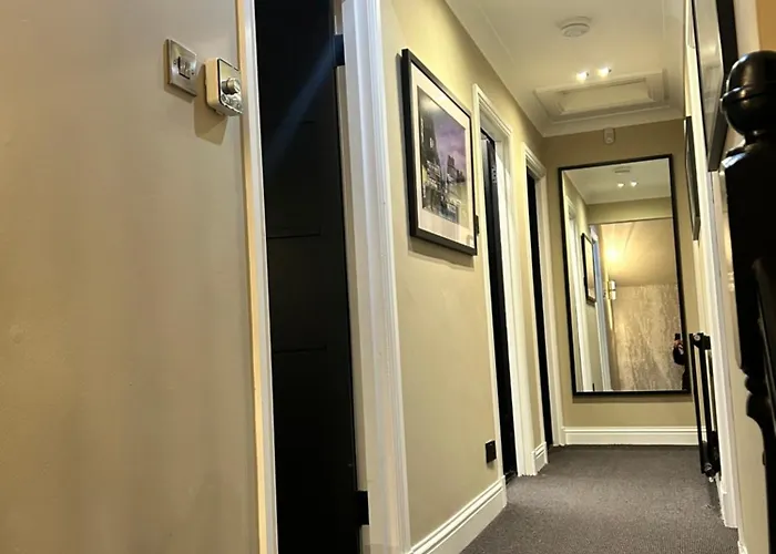 Large Modern Family In Murrayfield - Very Close To Centre - 10 Mins By Direct Bus - Private Driveway & Garden *