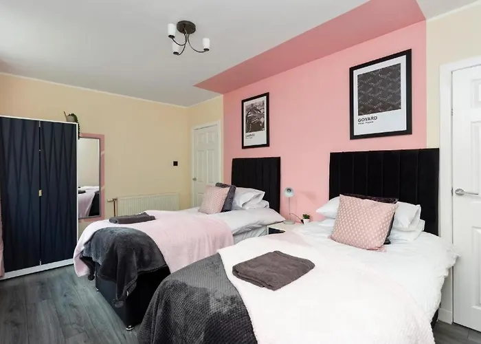 Stylish 3 Bed Abode - Parking And Garden Edinburgh