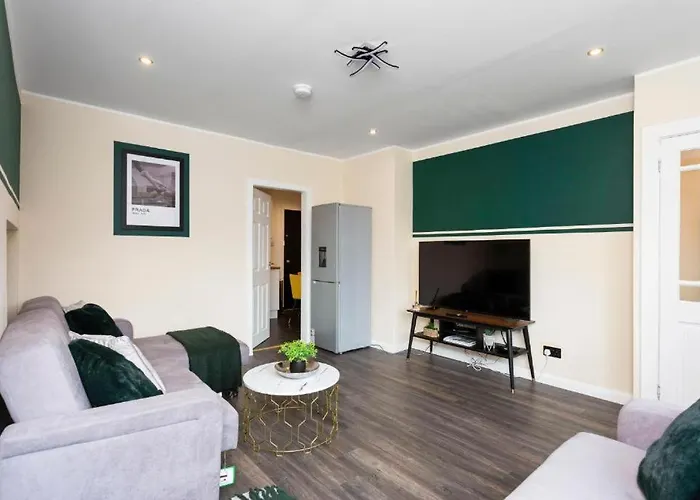 Stylish 3 Bed Abode - Parking And Garden