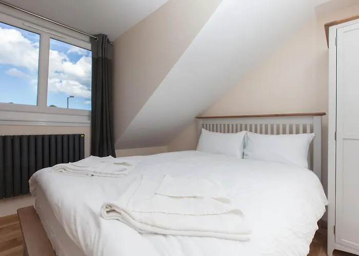 Luxe Arthurs Seat View Townhouse With Hot Tub