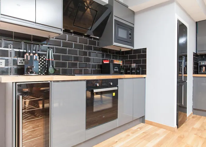 Luxe Arthurs Seat View Townhouse With Hot Tub Edinburgh