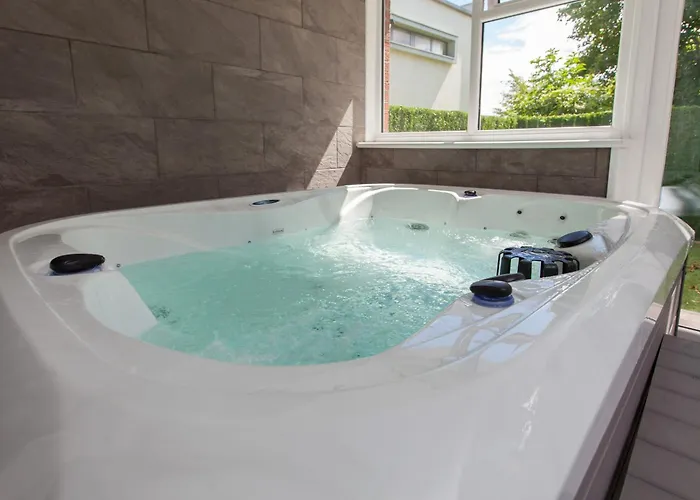 Luxe Arthurs Seat View Townhouse With Hot Tub