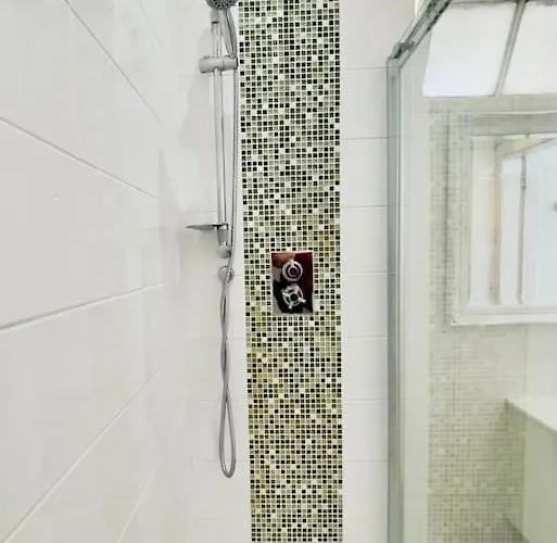 Lauriston Park Apartment