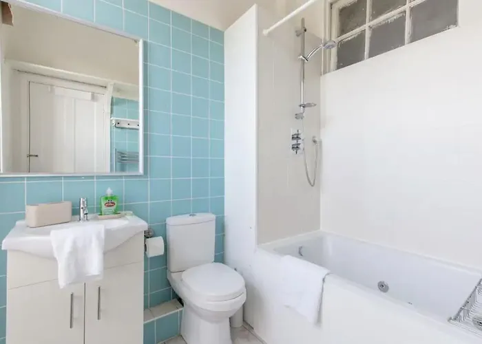 Lauriston Park Apartment *