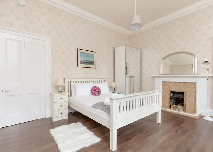 Lauriston Park Apartment